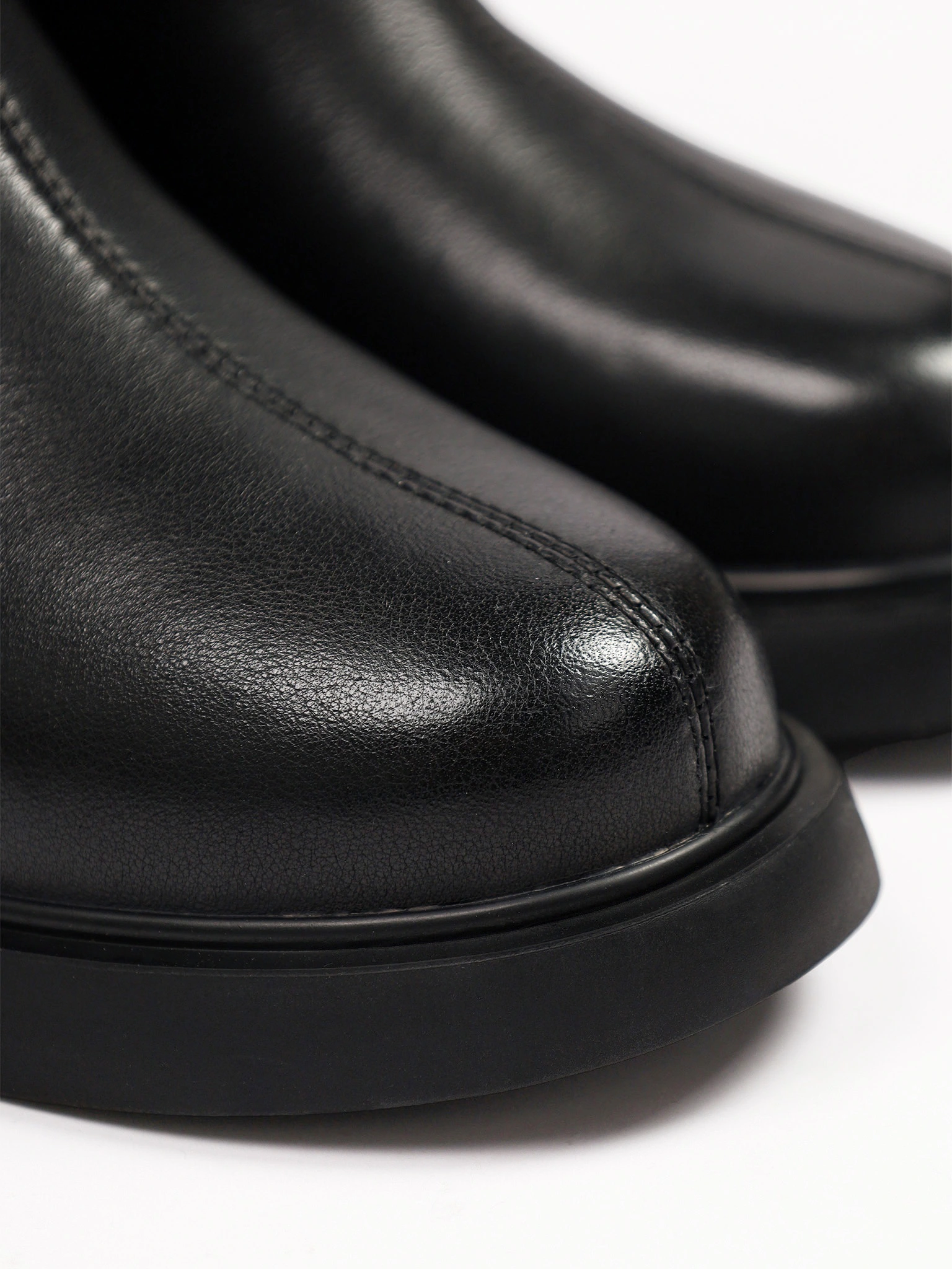 Сапоги черного цвета на среднем широком каблуке с мягкими складками